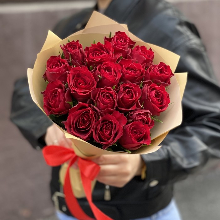 17 красных роз 40 см
