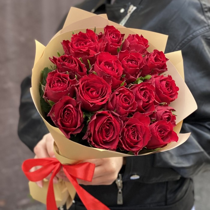 17 красных роз 40 см