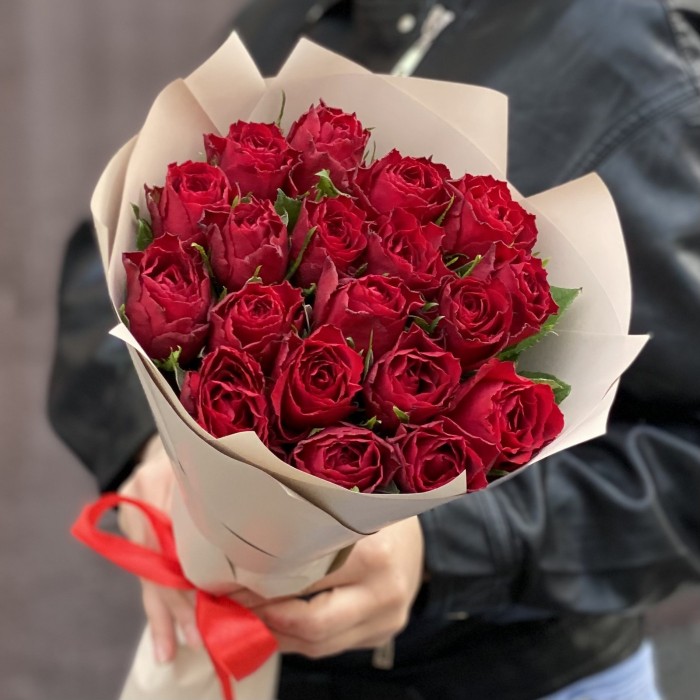 19 красных роз 40 см