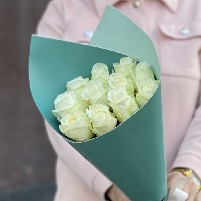 11 крупных белых роз Махе