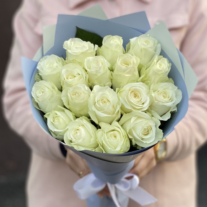 17 крупных белых роз Махе