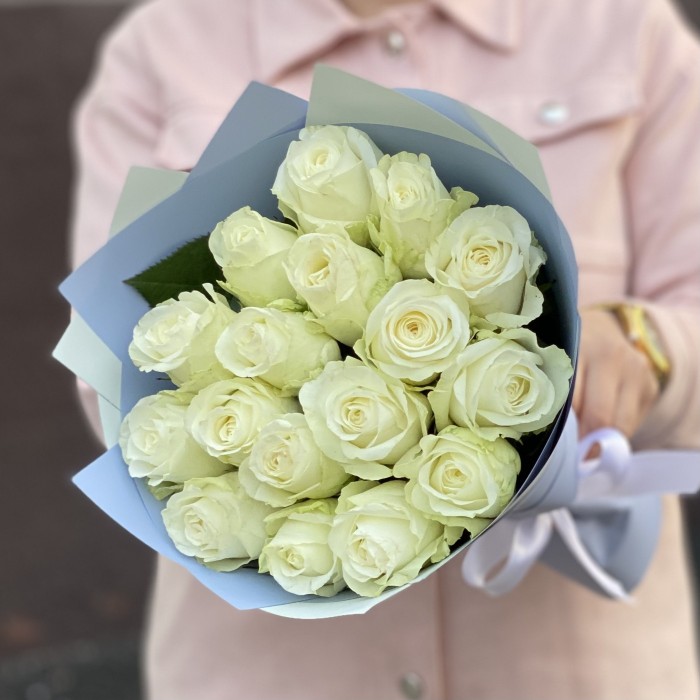 17 крупных белых роз Махе