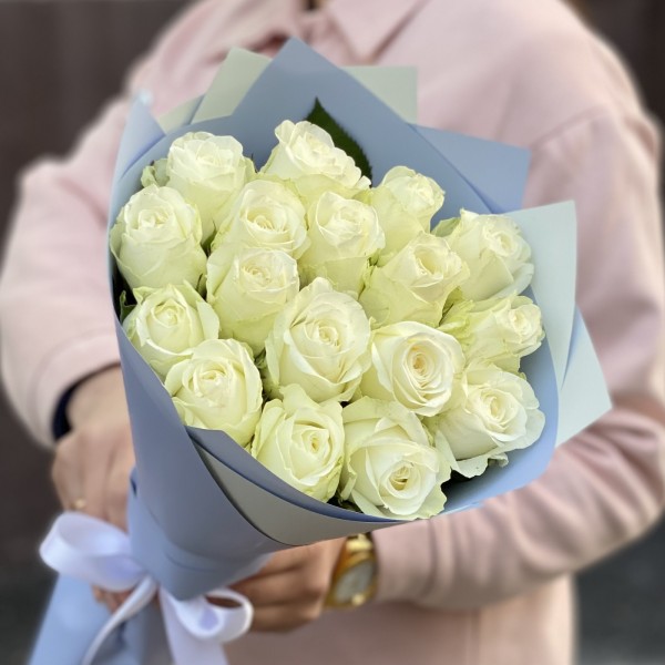 17 крупных белых роз Махе