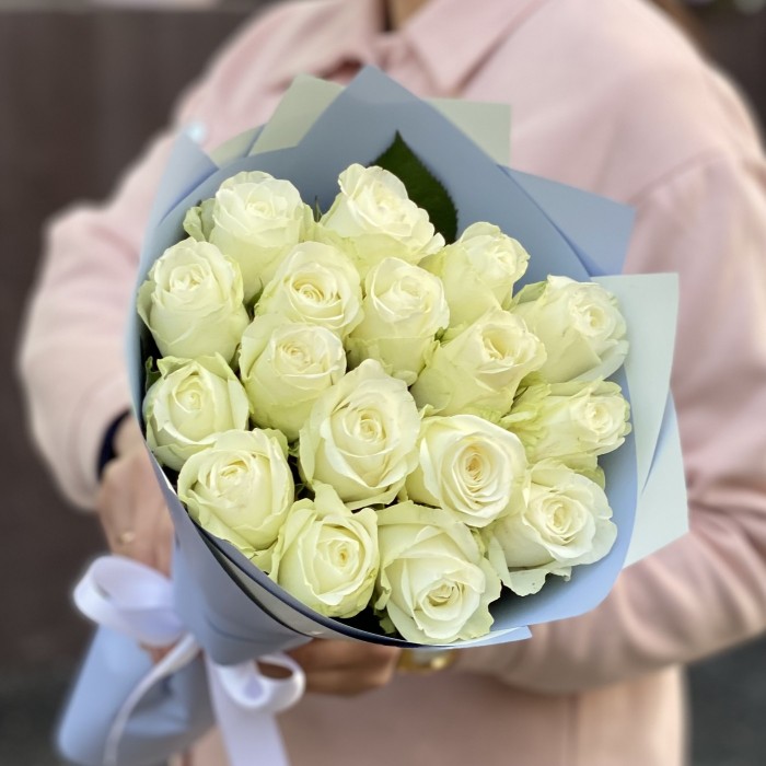 17 крупных белых роз Махе