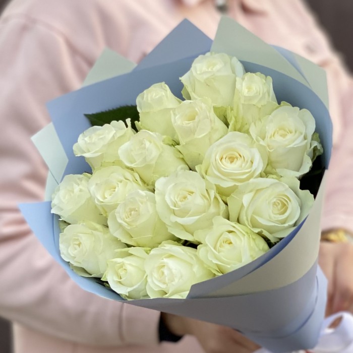 17 крупных белых роз Махе