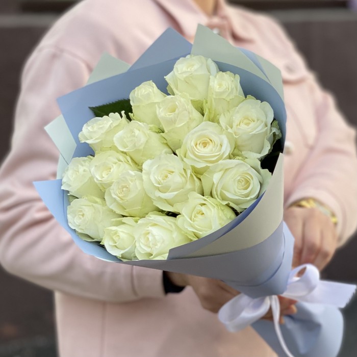 17 крупных белых роз Махе