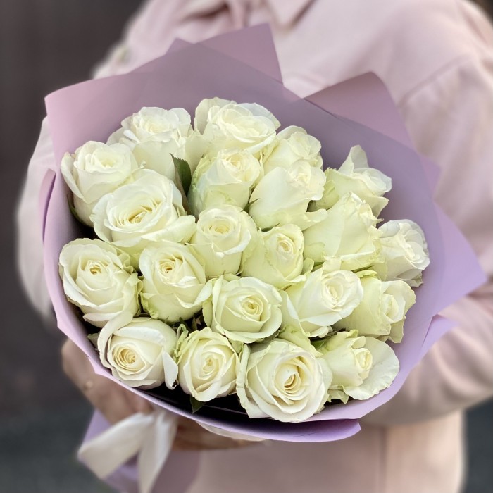21 крупная белая роза Махе