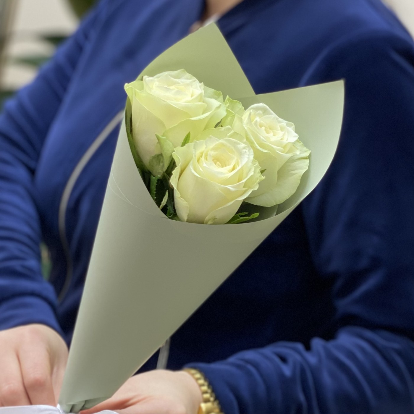 3 белые розы Атена | купить недорого | доставка по Москве и области