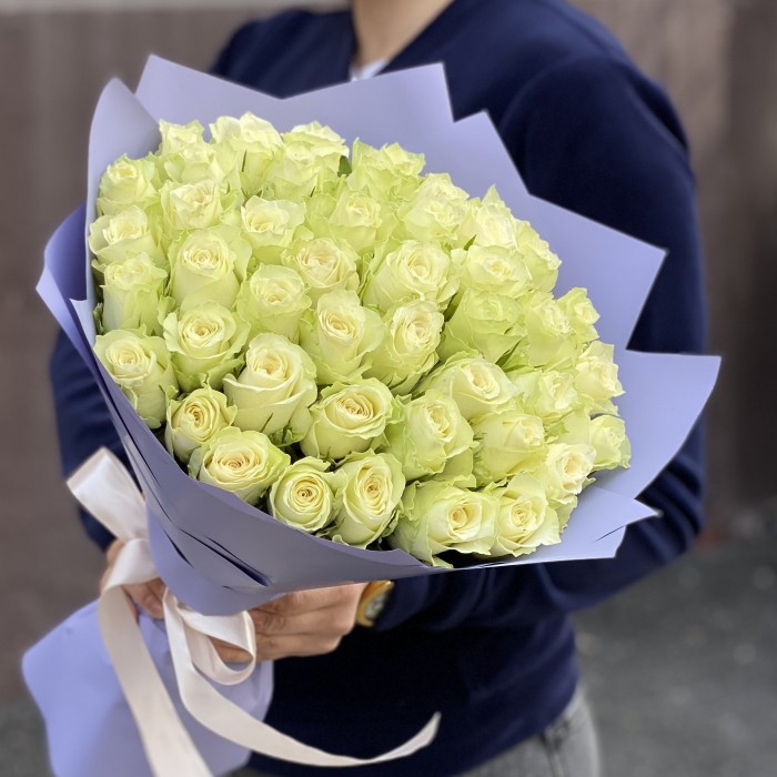 45 белых роза Атена