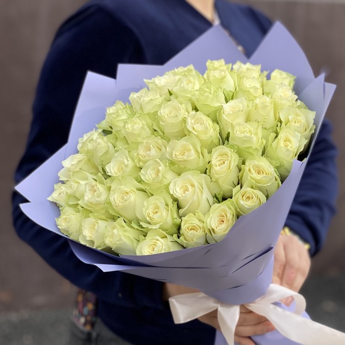 45 белых роза Атена