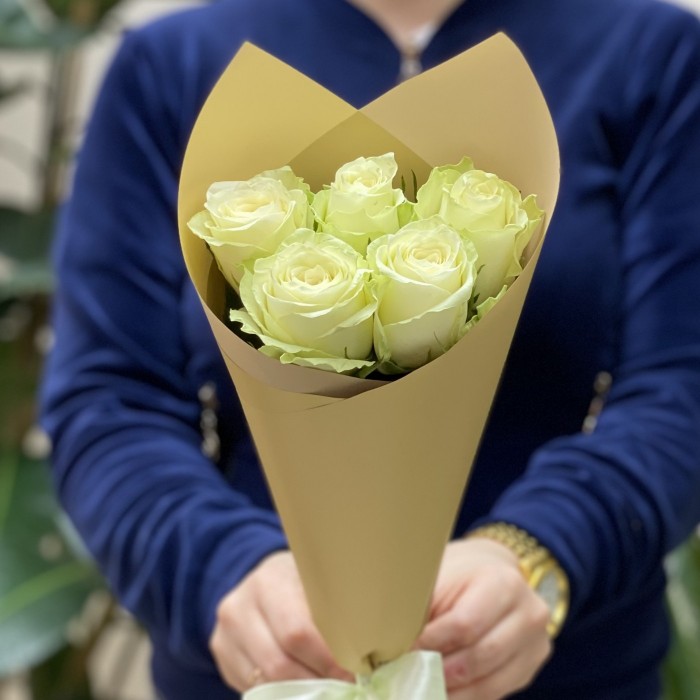 5 белых роз Атена