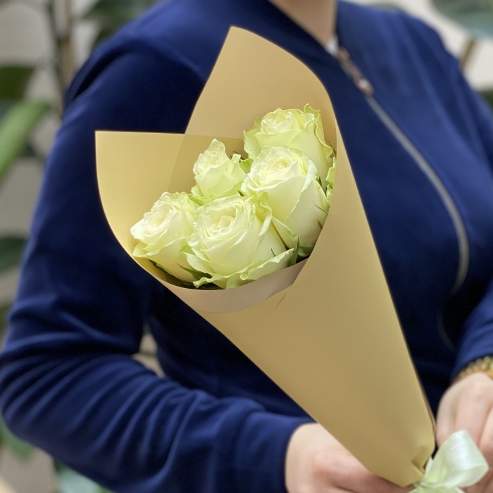 5 белых роз Атена