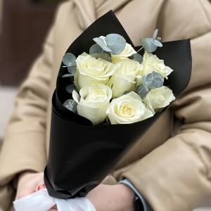 7 белых роз с эвкалиптом