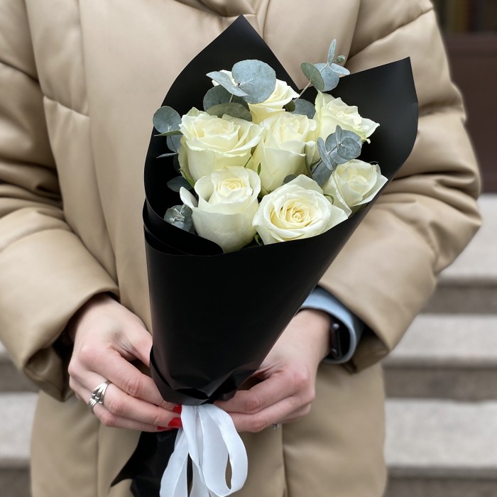 7 белых роз с эвкалиптом