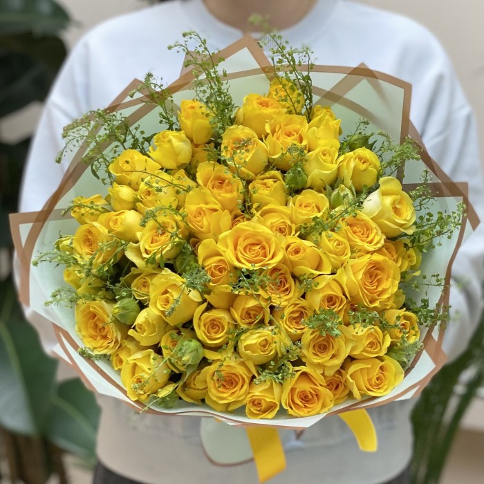15 кустовых желтых роз с гринбелом