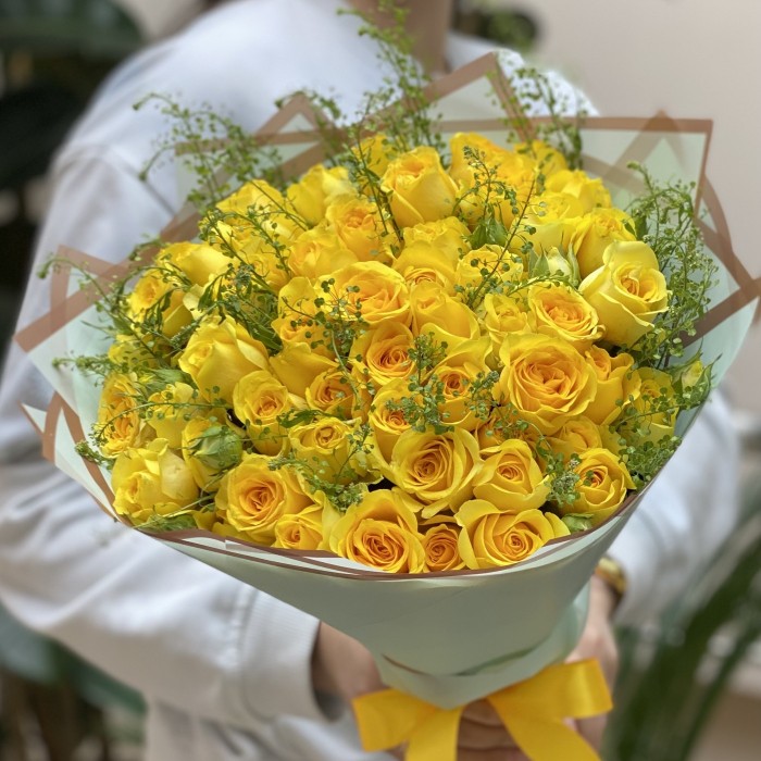 15 кустовых желтых роз с гринбелом