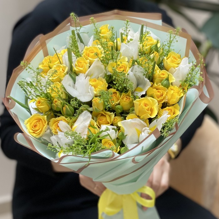 Букет кустовых желтых роз с белыми ирисами