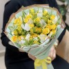 Букет кустовых желтых роз с белыми ирисами