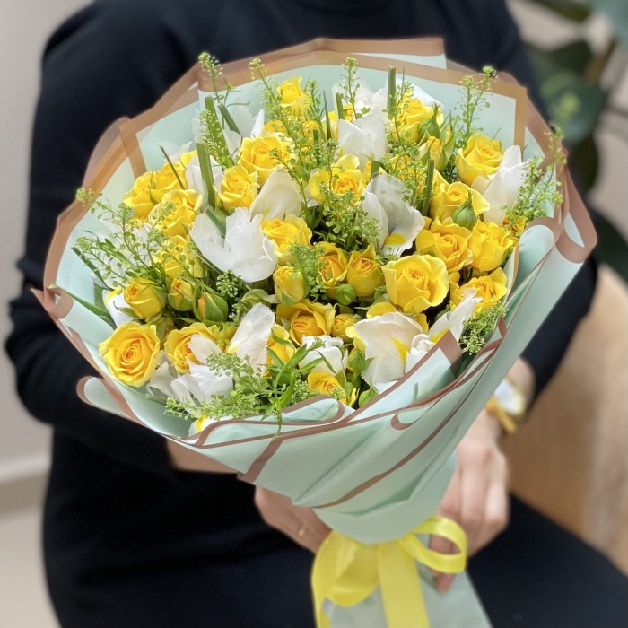 Букет кустовых желтых роз с белыми ирисами