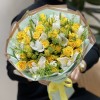 Букет кустовых желтых роз с белыми ирисами