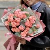 11 коралловых кустовых роз с эвкалиптом