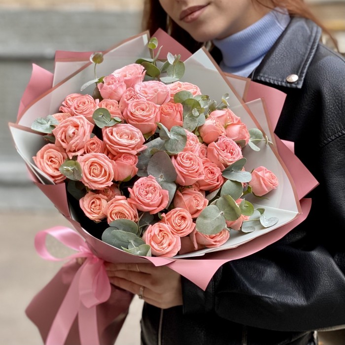 11 коралловых кустовых роз с эвкалиптом