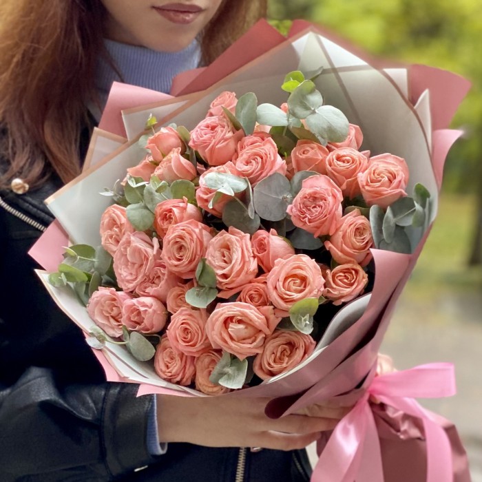 11 коралловых кустовых роз с эвкалиптом