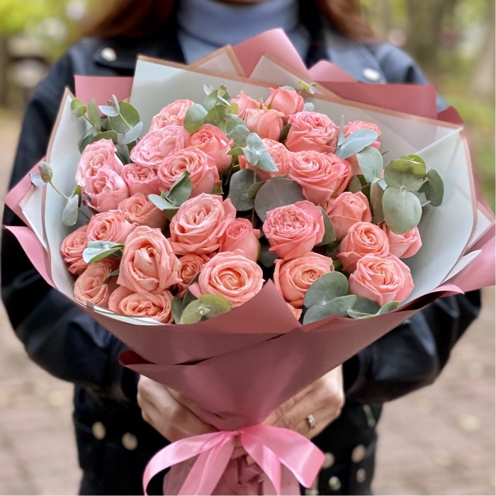 11 коралловых кустовых роз с эвкалиптом