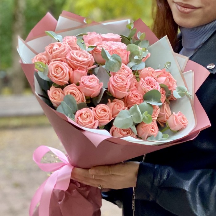 11 коралловых кустовых роз с эвкалиптом