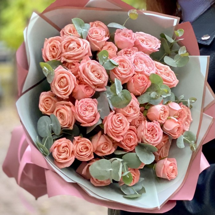 11 коралловых кустовых роз с эвкалиптом