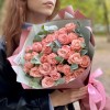 11 коралловых кустовых роз с эвкалиптом