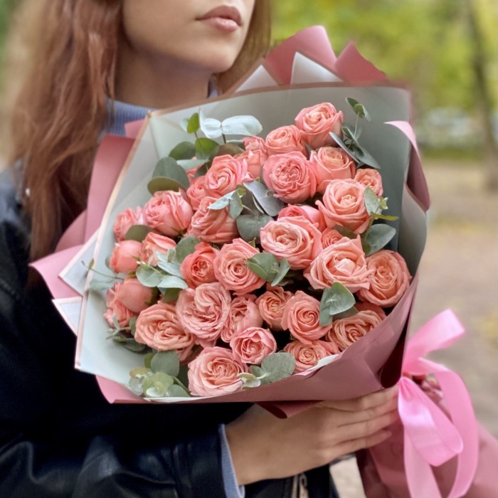 11 коралловых кустовых роз с эвкалиптом