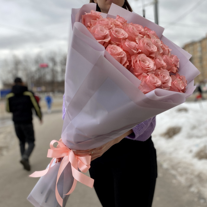 25 нежных розовых роз Би Свит 70 см