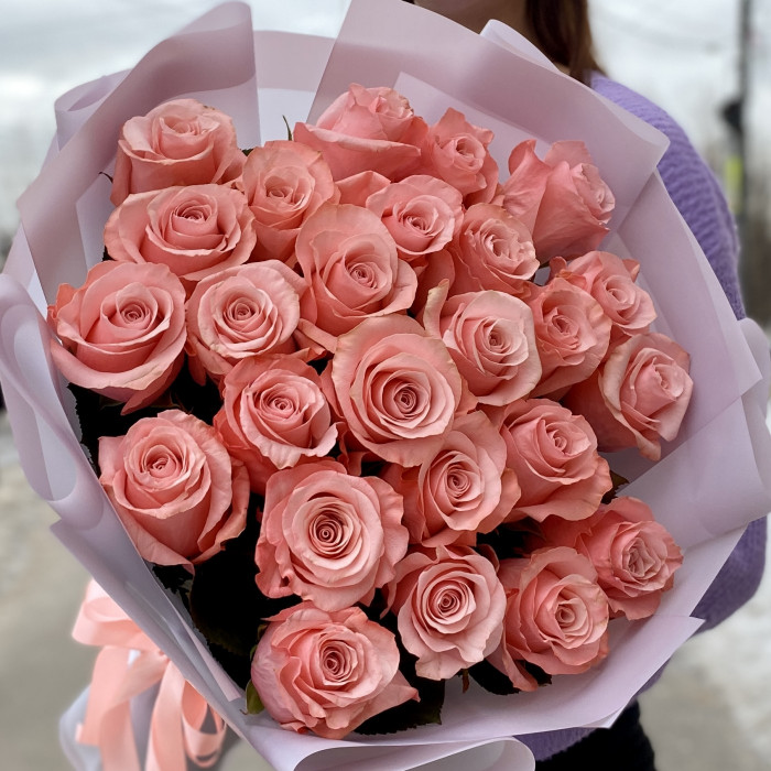 25 нежных розовых роз Би Свит 70 см