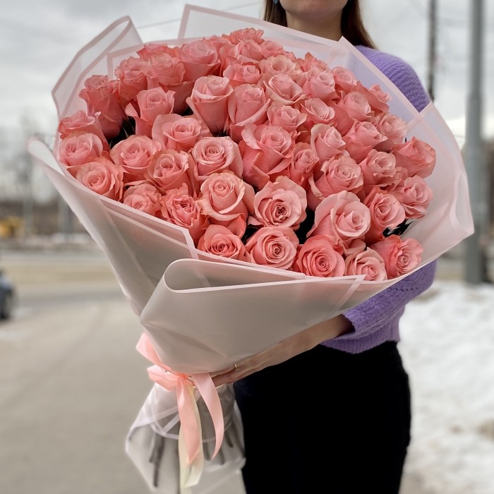 25 нежных розовых роз Би Свит 70 см