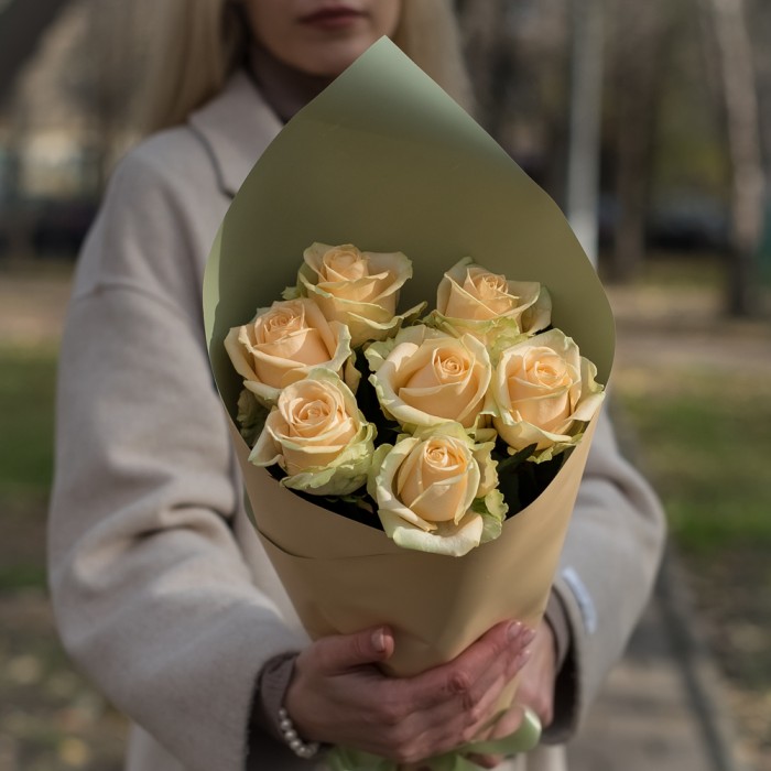 7 персиковых роз Аваланш