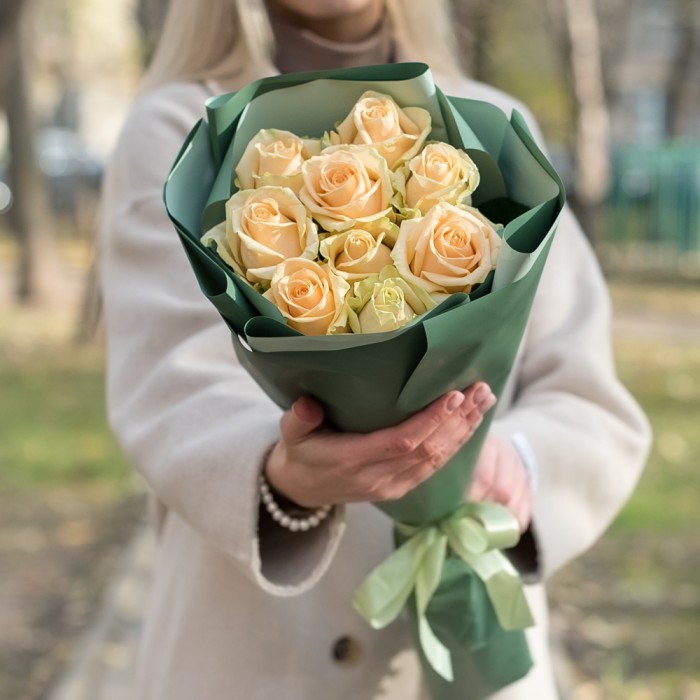 9 персиковых роз Аваланш