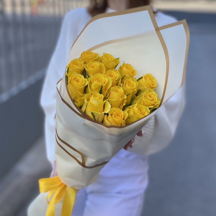 15 желтых роз Хай Еллоу 60 см