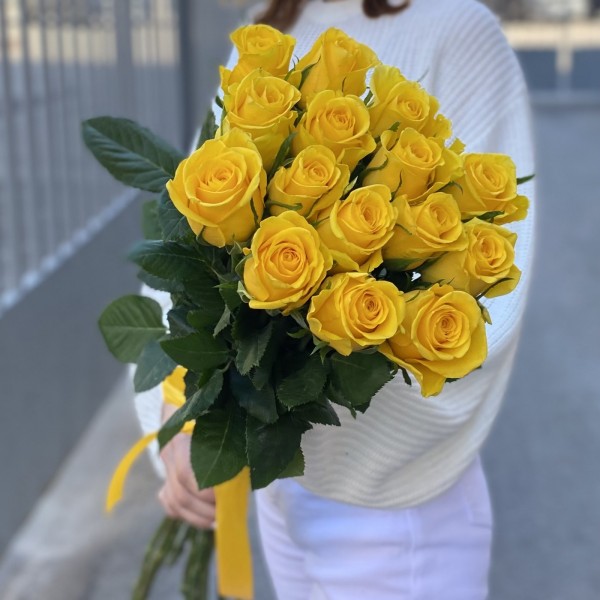 15 желтых роз Хай Еллоу 60 см