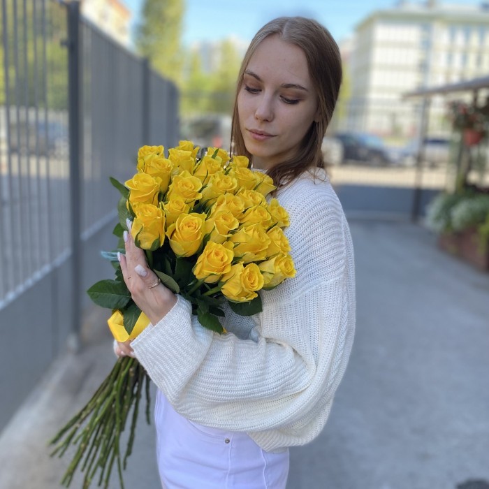 Роза Хай Еллоу (High & Yellow) 60 см