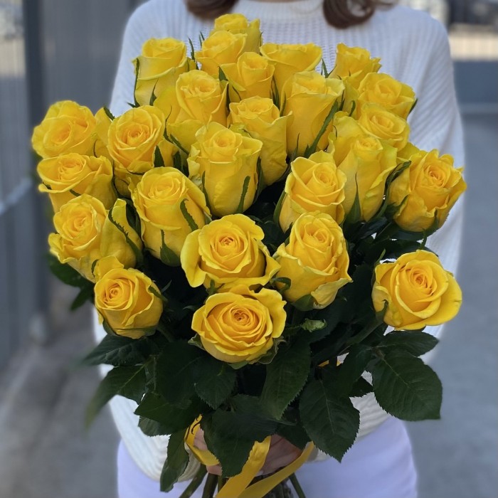 Роза Хай Еллоу (High & Yellow) 60 см