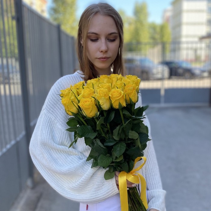 Роза Хай Еллоу (High & Yellow) 60 см