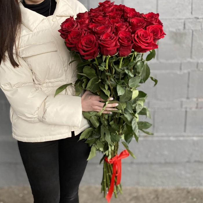 25 длинных красных роз 110 см