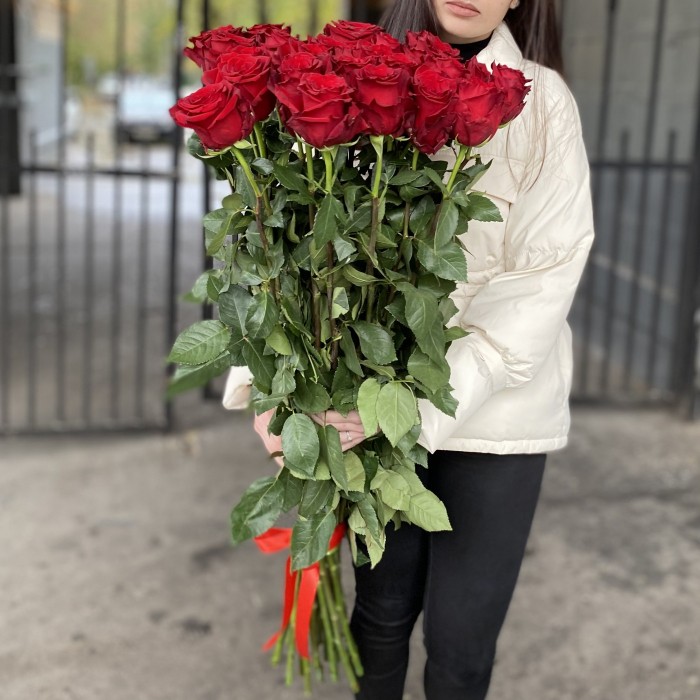 25 красных роз 100 см