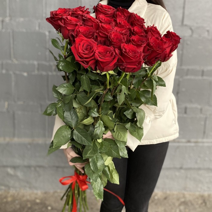 25 длинных красных роз 110 см