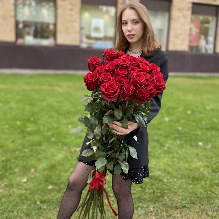 25 ароматных красных роз 130 см