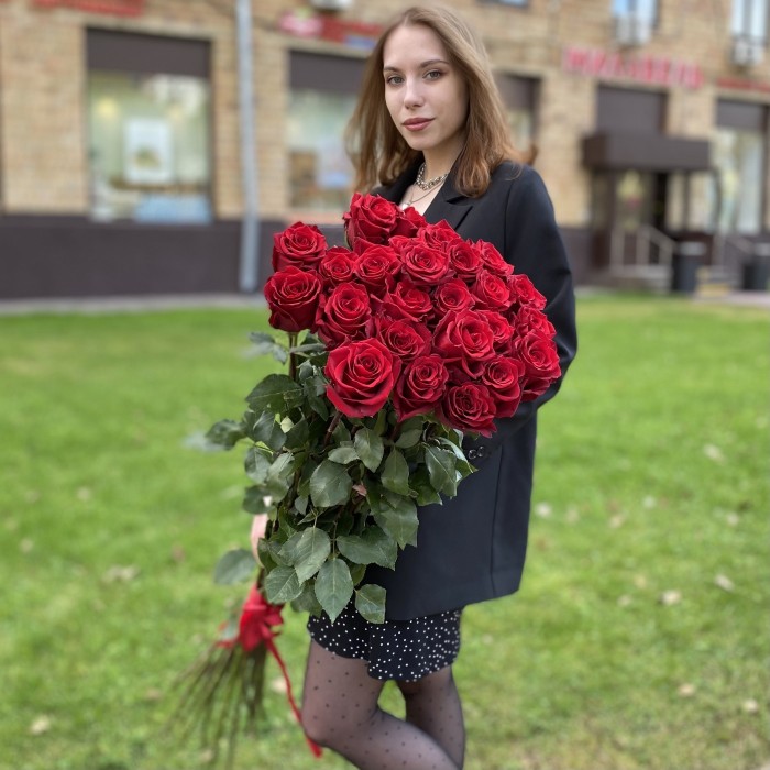25 ароматных красных роз 130 см