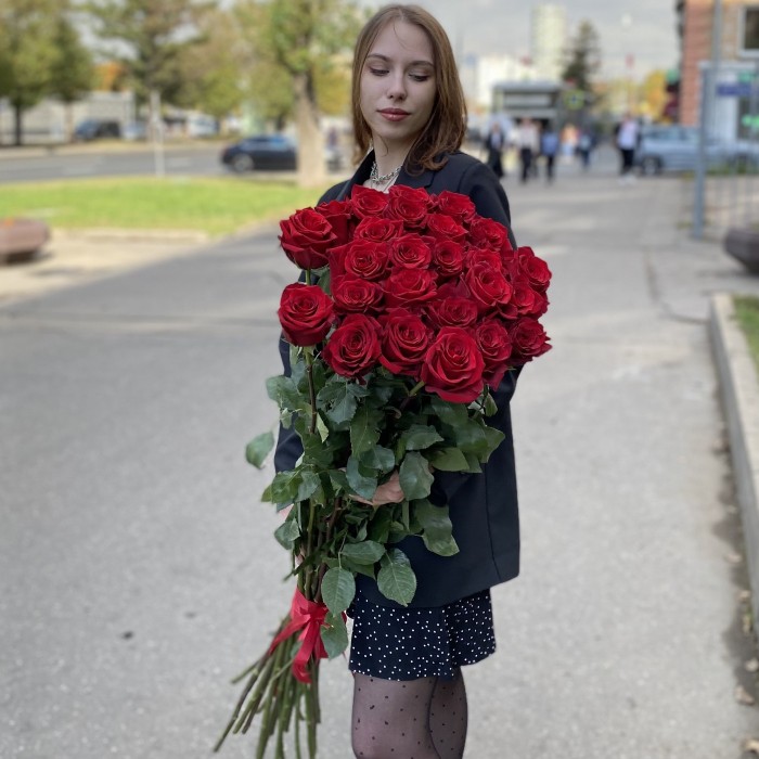 25 ароматных красных роз 130 см