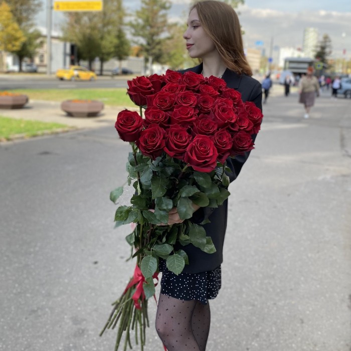 25 ароматных красных роз 120 см