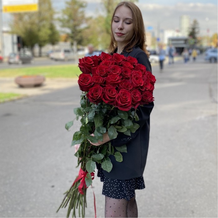 25 ароматных красных роз 130 см